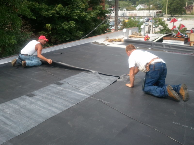 rubber roof installing e1583508705521